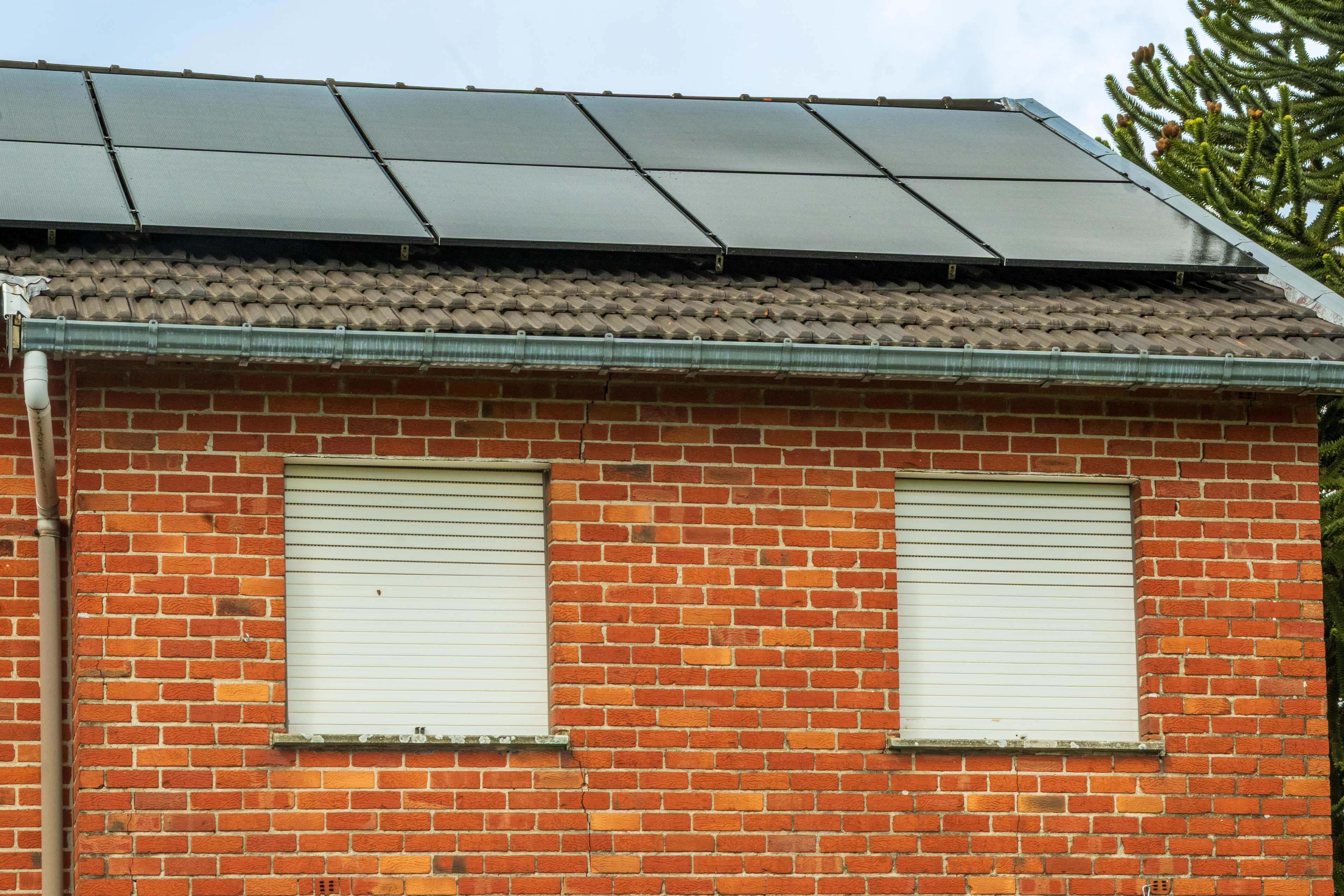 Panneaux solaires installes sur la toiture.