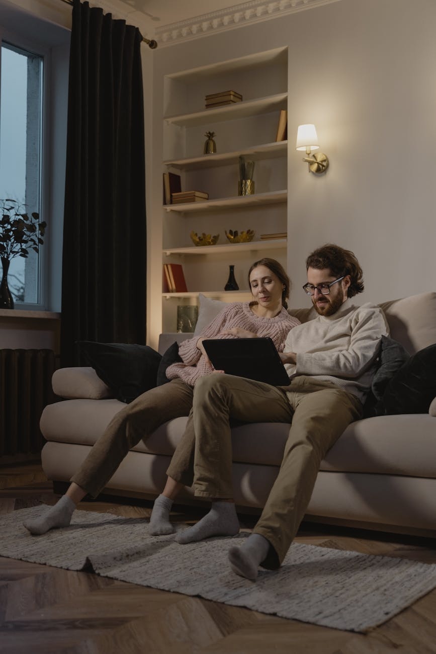 Couple échangeant autour d'un projet énergétique dans un salon.