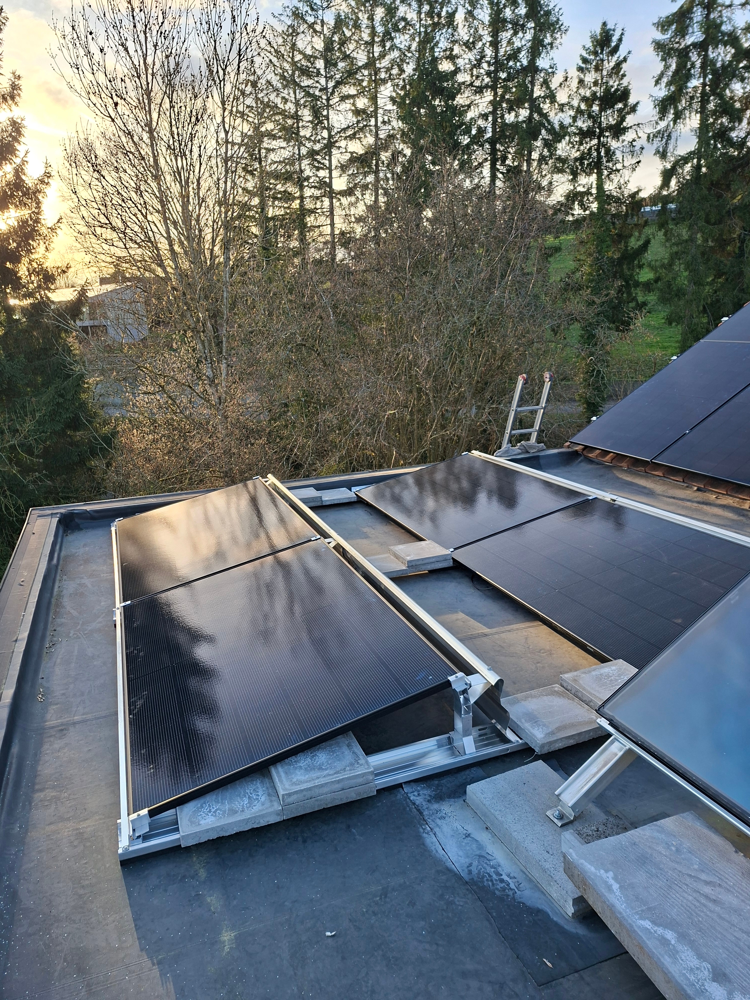 Panneaux photovoltaiques avec batterie de stockage.