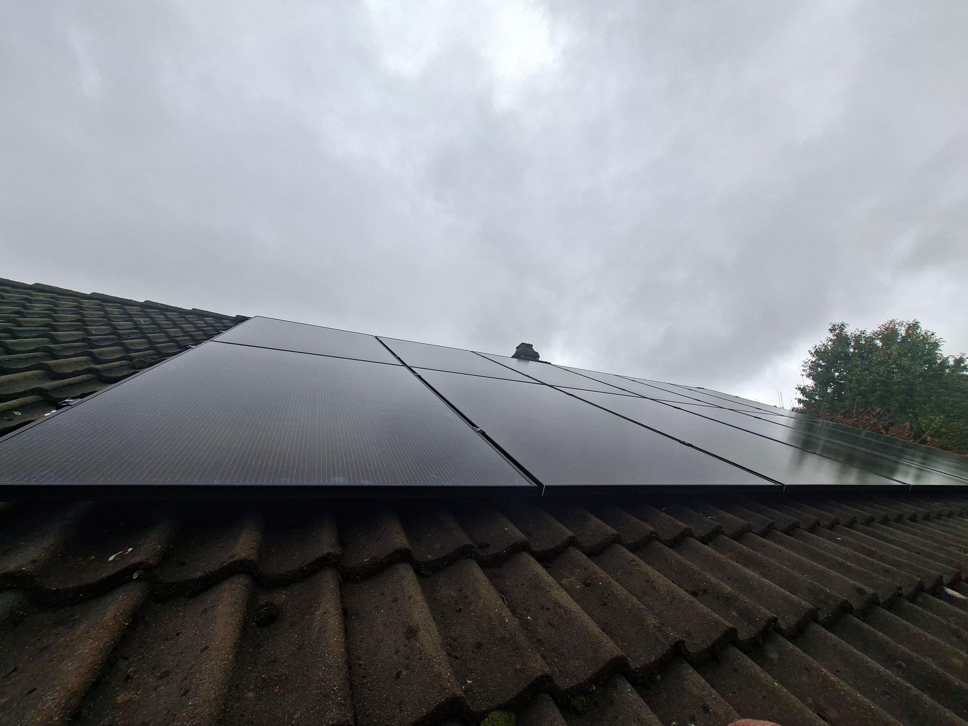 Panneaux photovoltaiques installes sur une toiture.